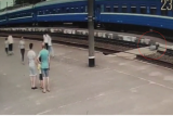 Фото: Видео. Спас мужчину из-под колес поезда буквально в последний момент милиционер в Ивацевичах