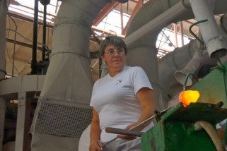 Фото: Более 35 лет выдувальщик стеклоизделий Ирина Минько трудится на «Стеклозаводе «Неман»