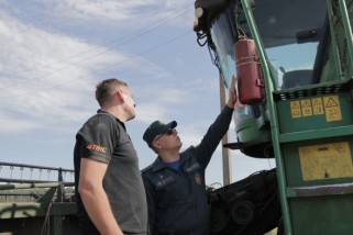 Фото:  Сотрудники МЧС контролируют пожарную безопасность во время уборочной кампании
