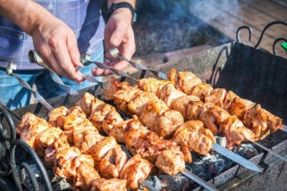 Фото: Удар по поджелудочной и риск панкреатита. Почему нельзя запивать шашлык алкоголем и с чем лучше сочетать мясо