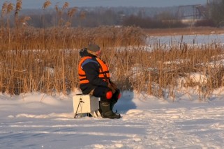 Фото: Любители подлёдной ловли вышли на лёд