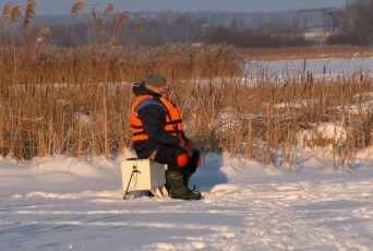 Фото: Любители подлёдной ловли вышли на лёд