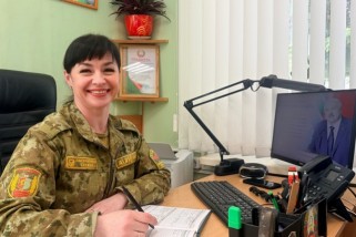 Фото: Нежный щит: мама трёх дочерей в майорских погонах