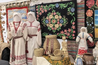 Фото: Письменность, вышитая нитью: ремесленники со всей Беларуси представили в Костюковичах лучшие работы