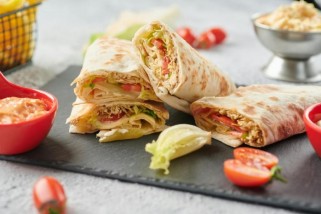 Фото: Хрустящий лаваш, нежное мясо: рецепт домашней шаурмы