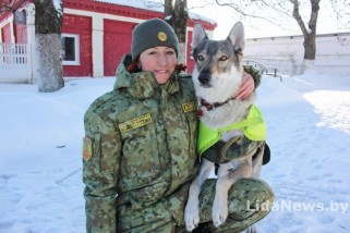 Фото: Служит в органах пограничной службы, дрессирует волчицу и мечтает стать приемной мамой