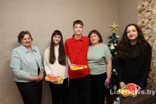 Фото: Время идет - связи остаются: В канун праздника тройняшки из Лиды встречались с депутатом