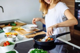 Фото: «Не ешь после 18:00» — устаревшее правило. Как ужинать поздно и не набирать вес