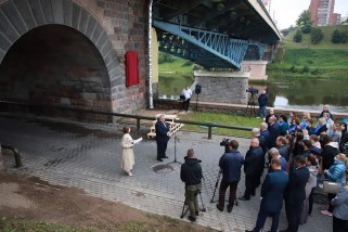 Фото: Restored historical plaques in honor of the reunification of Belarus installed on the Old Bridge in Grodno