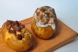 Фото: Как запечь картофель с начинкой в духовке — простой рецепт для домашнего обеда Фото: Как запечь картофель с начинкой в духовке — простой рецепт для домашнего обеда