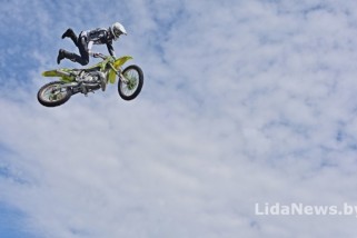 Фото: Дрифт на грузовике, сальто на мотоцикле и легендарный «летающий кирпич». В Лиде проходит масштабный автофестиваль Фото: Дрифт на грузовике, сальто на мотоцикле и легендарный «летающий кирпич». В Лиде проходит масштабный автофестиваль