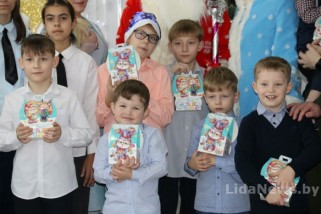 Фото: Военнослужащие войсковой части 19764 поздравили детей с зимними торжествами