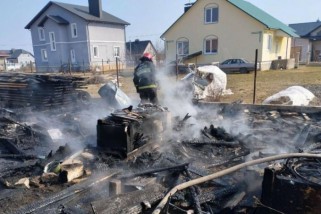 Фото: В Лиде горела хозяйственная постройка