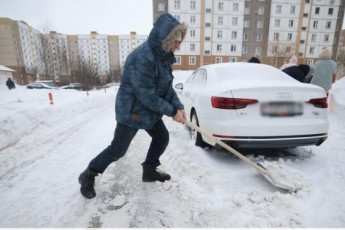 Фото: Можно ли застолбить почищенное от снега парковочное место? Ответили в ГАИ