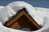 Фото: Спасатели призывают собственников своевременно организовывать очистку крыш от снежных масс и наледи