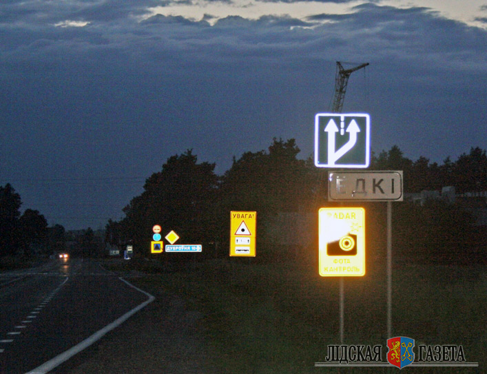 Знак дорожный светоотражающий. Дорожные знаки светоотражающие. Светящиеся дорожные знаки. Светоотражающая табличка. Таблички со светоотражающей пленкой.