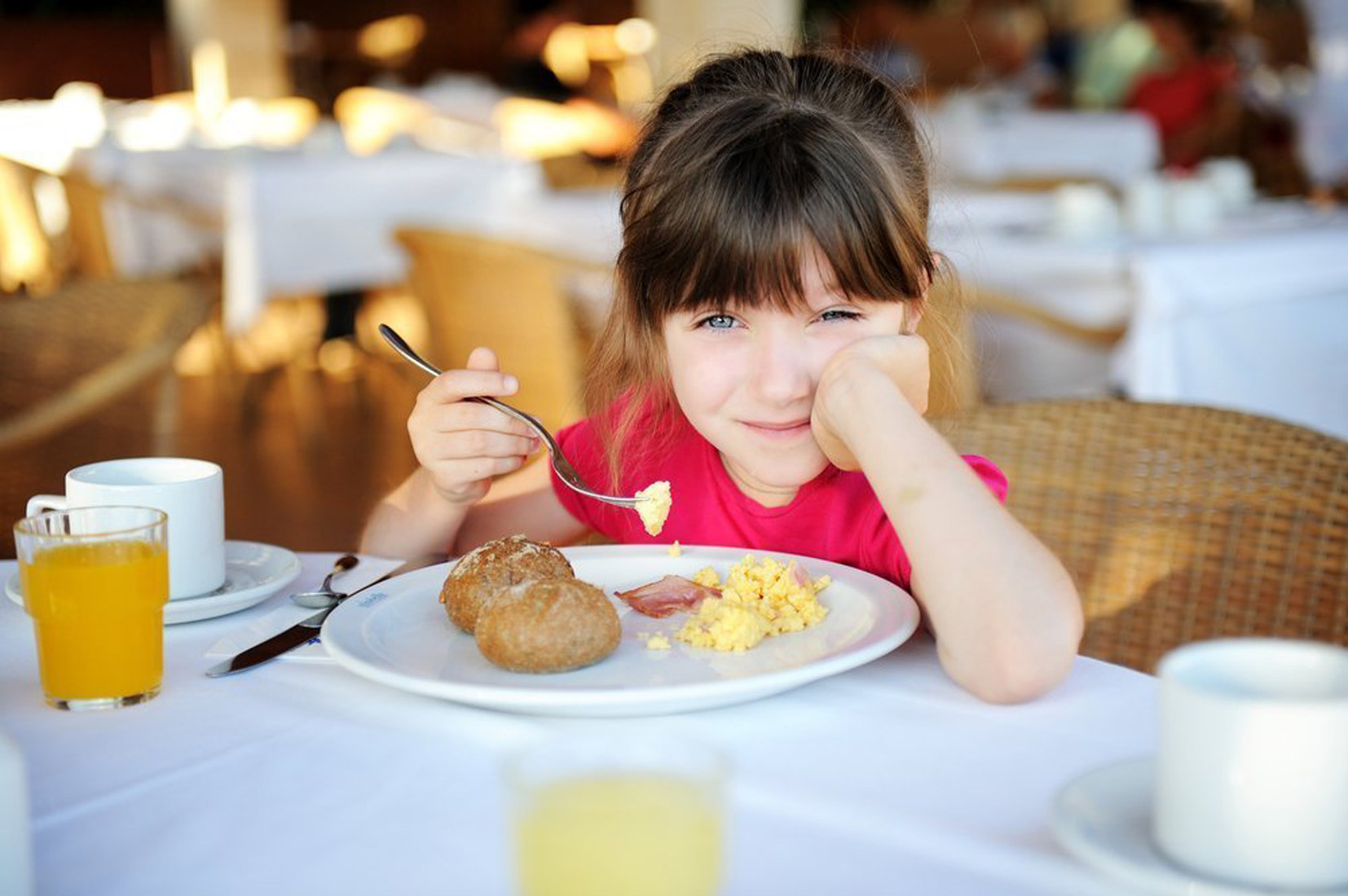 Завтракать вечером. Дети за столом. Еда для детей. Завтрак для детей. Завтрак школьника.