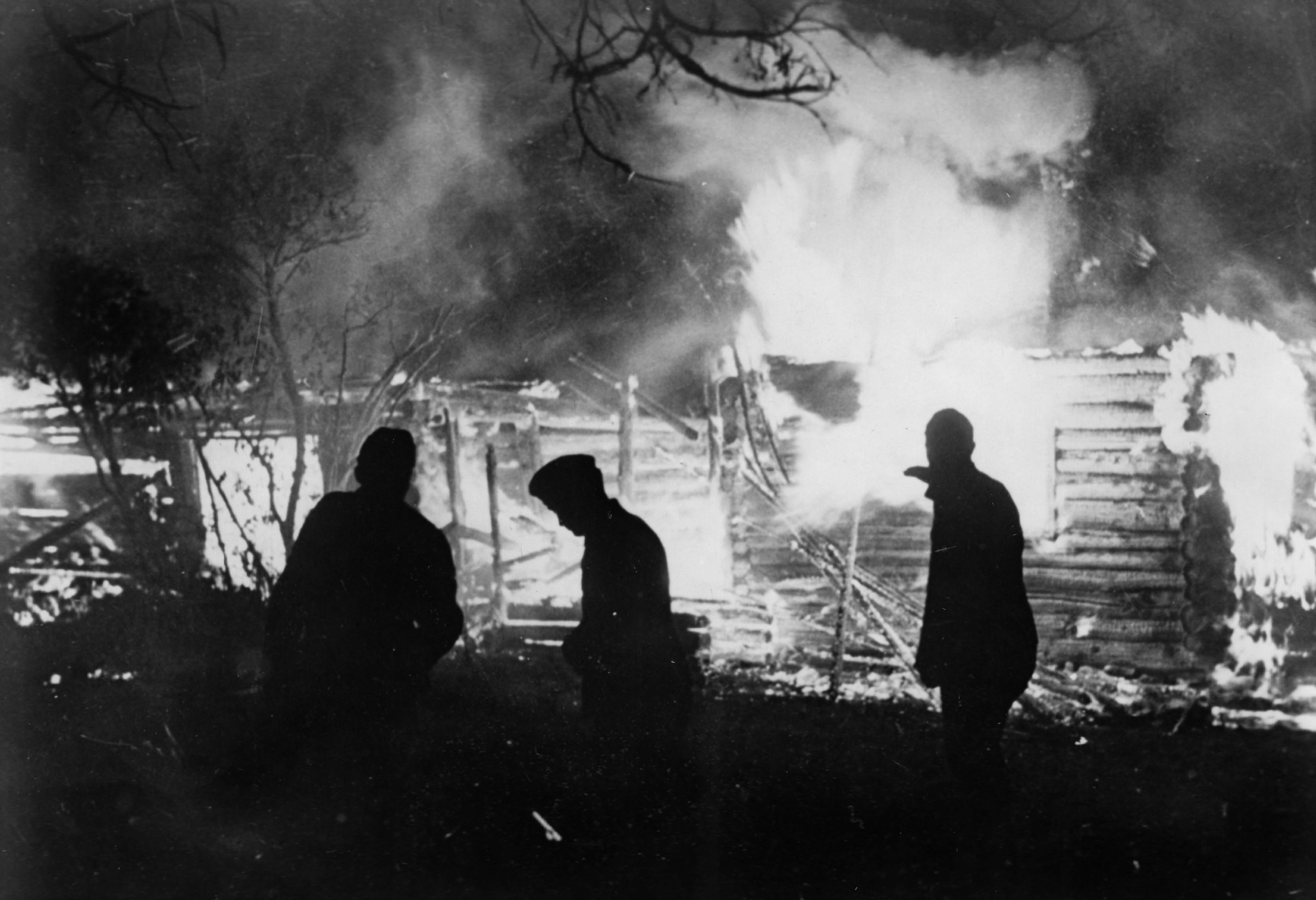 Деревня мирных жителей. Хатынь Сожженная деревня немцами в 1943. Сожжение деревни Хатынь.