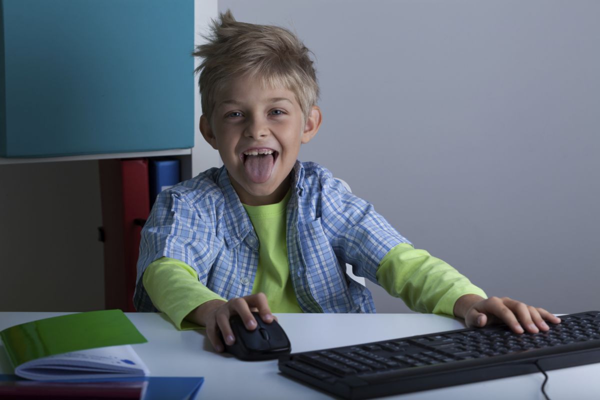 Компьютер и дети плохо. Картинки мальчики плохо ведут. Мальчику 6. лет плохо себя ведет. A boy is playing a Computer.