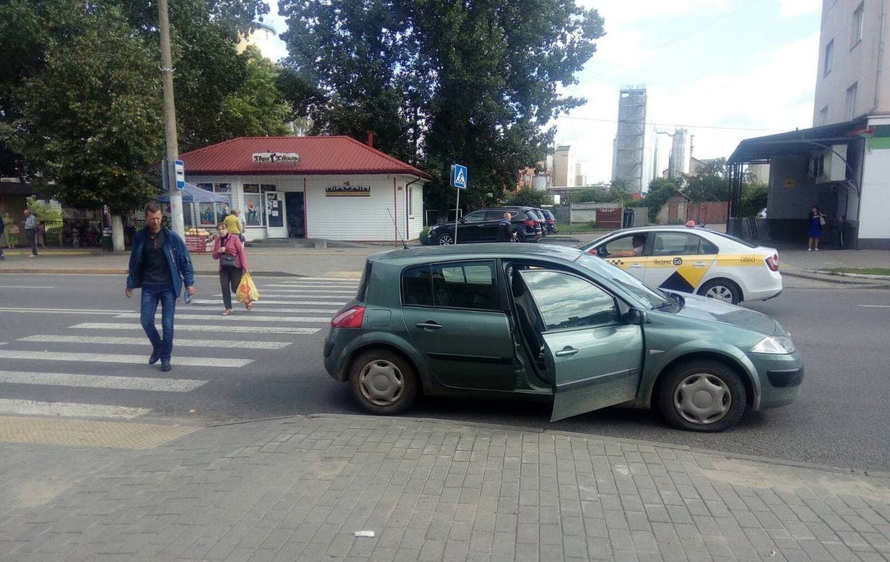 Погода в лиде на 10 дней. Сбили детей на пешеходном переходе в Москве. Улица, машины пешеходный переход. Авария Куйбышева на пешеходном переходе. Квадраты на пешеходном пешеходе.