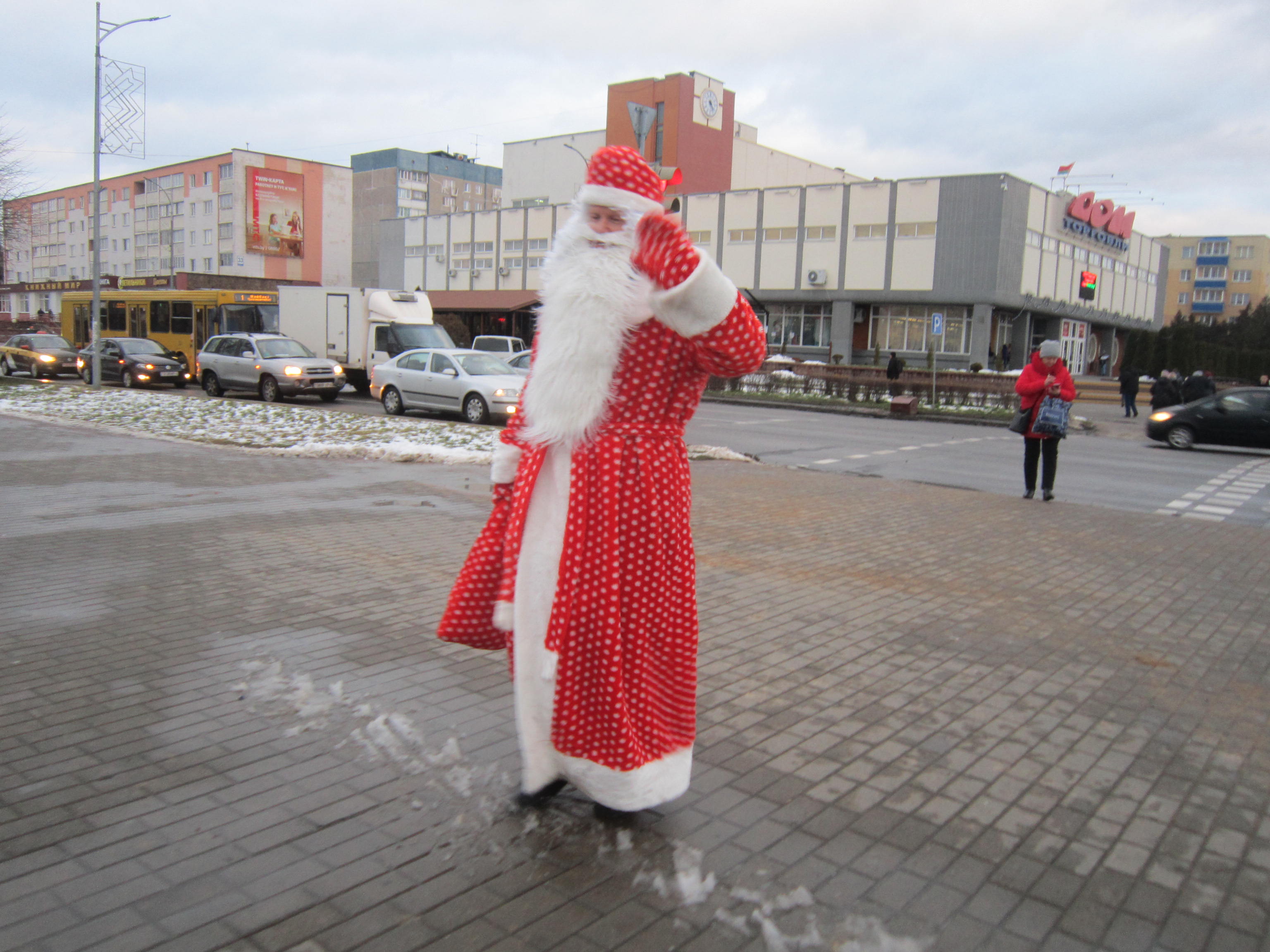 Соседка в коротком домашнем платье собирает траву в огороде пока парень ее снимает с окна