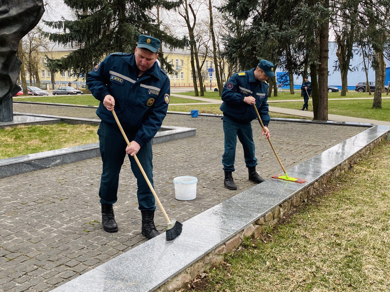 Лидские спасатели и сотрудники Лидского ЗАГСа навели порядок возле  мемориального комплекса на братской могиле воинов Красной Армии