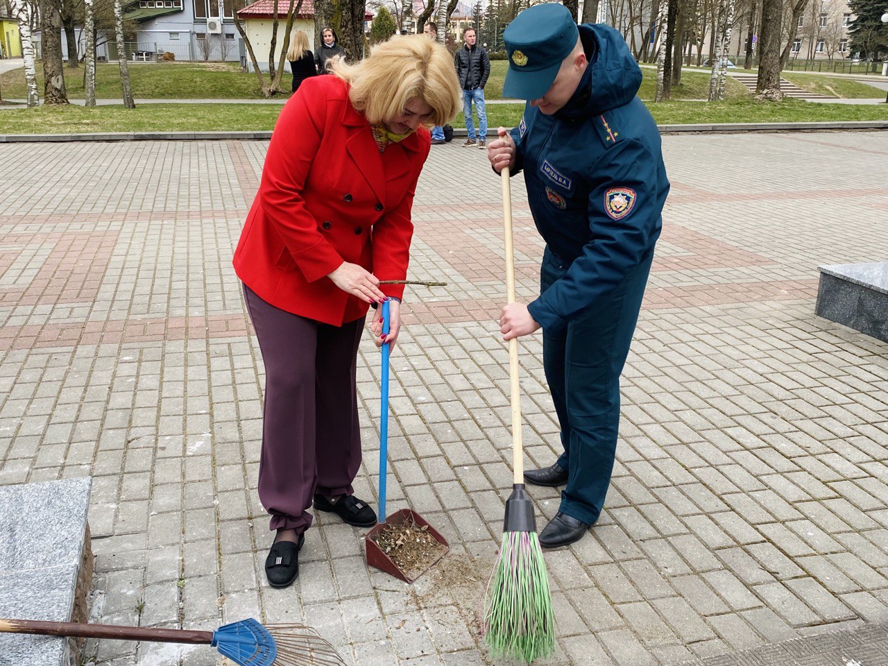 Лидские спасатели и сотрудники Лидского ЗАГСа навели порядок возле  мемориального комплекса на братской могиле воинов Красной Армии