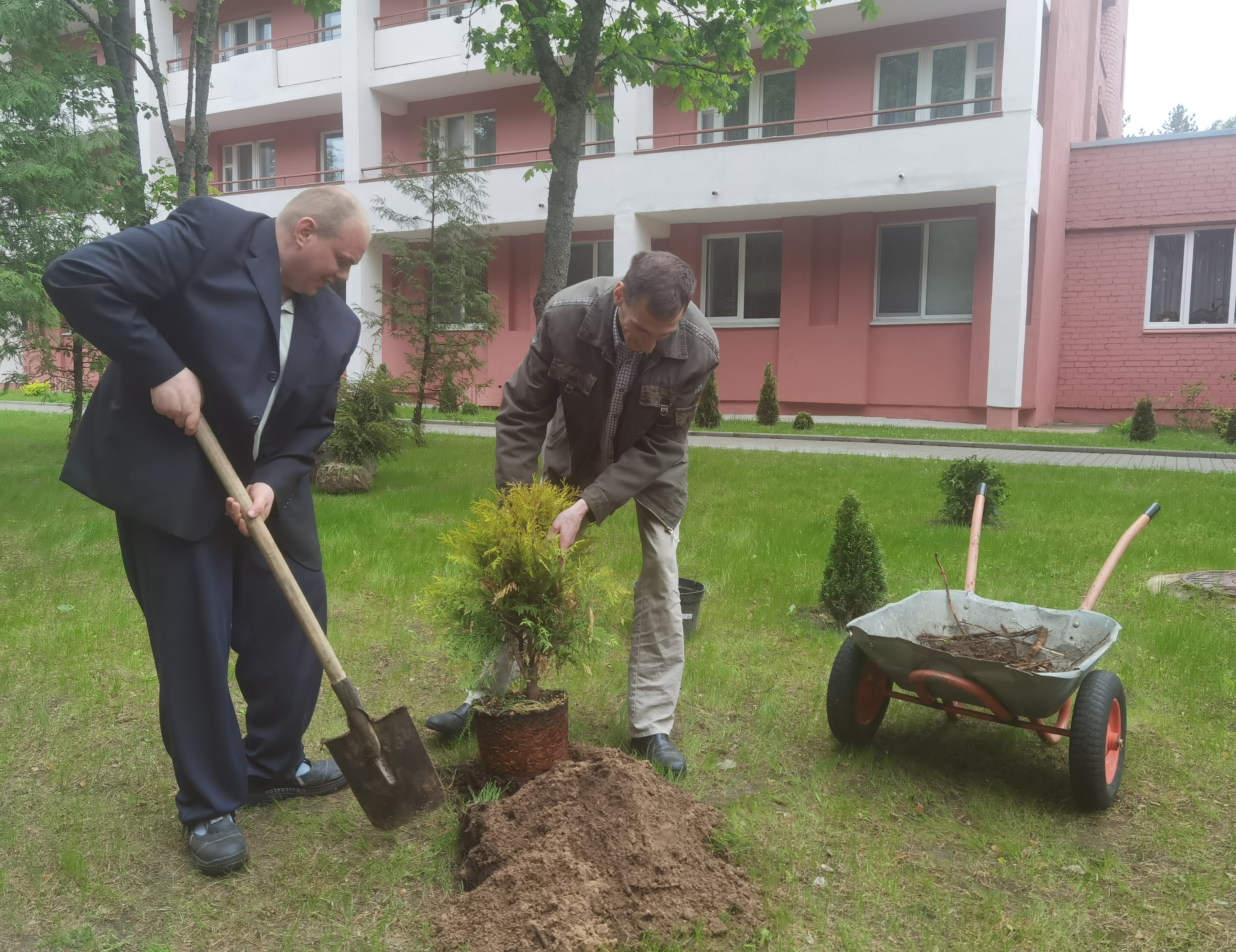 На природу надеются, но и сами не плошают. В Лидском районе учреждения социального  обслуживания придают большое значение благоустройству территорий