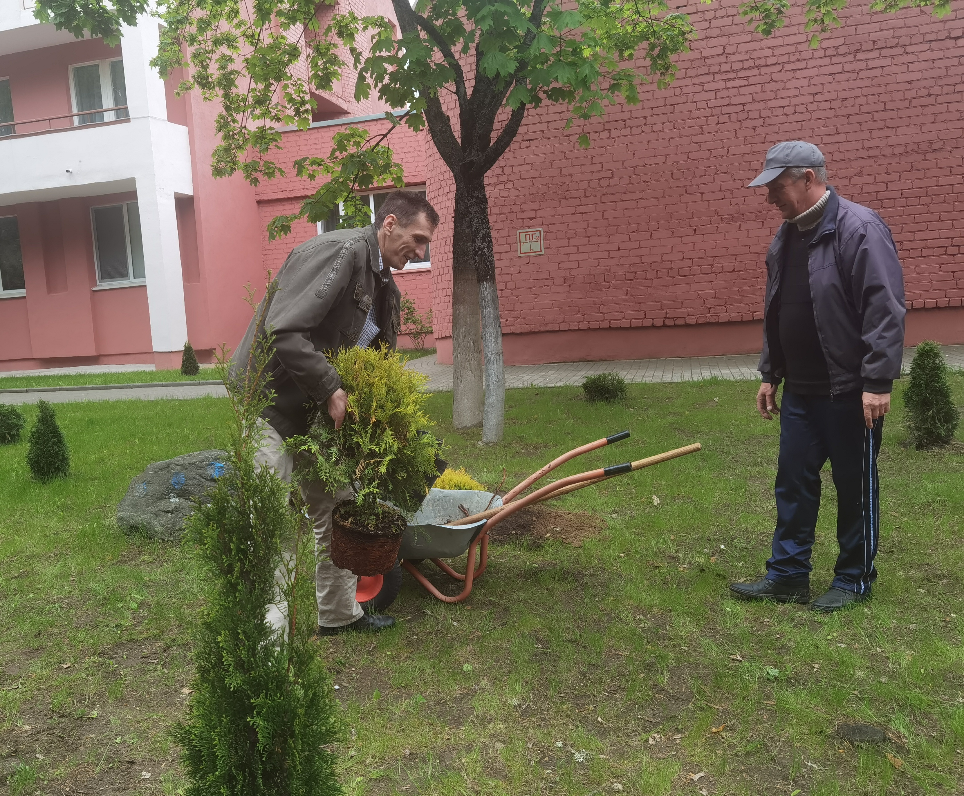 На природу надеются, но и сами не плошают. В Лидском районе учреждения  социального обслуживания придают большое значение благоустройству территорий