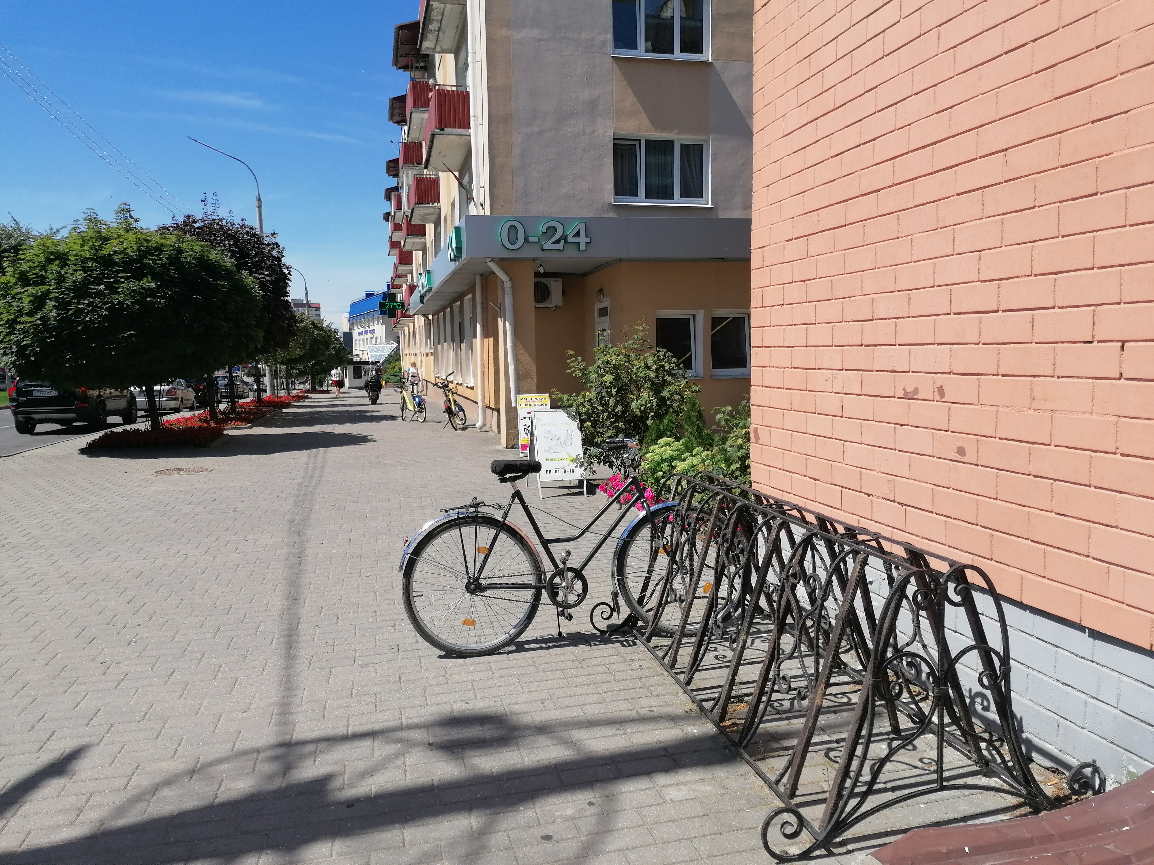 Где припарковать железного коня и что не так с велопарковкой по ул.  Ленинской?