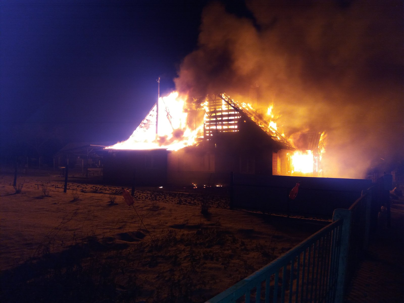 В ночь с 25 на 26 декабря в Лидском районе произошли два пожара. Один из  них унес жизнь человека