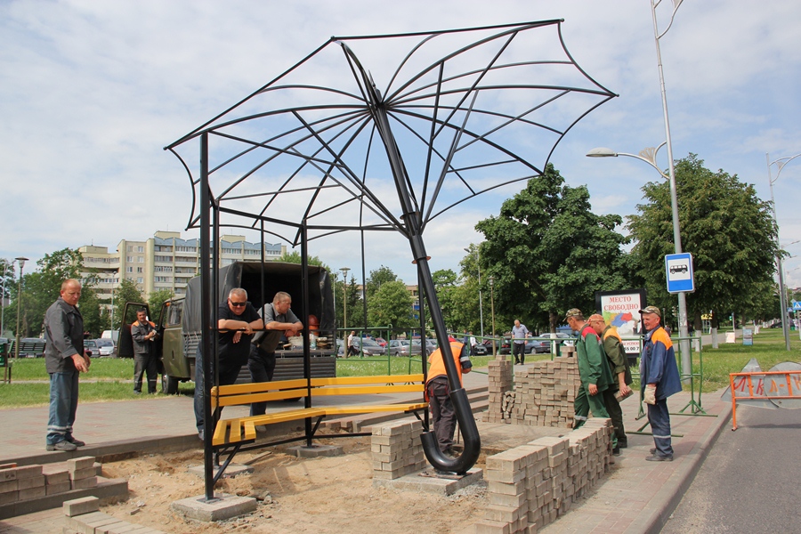 лида. остановка в жуковке зонт. новый памятник шурику и лиде. гедимин скульптура. лидская краска  предприятие.