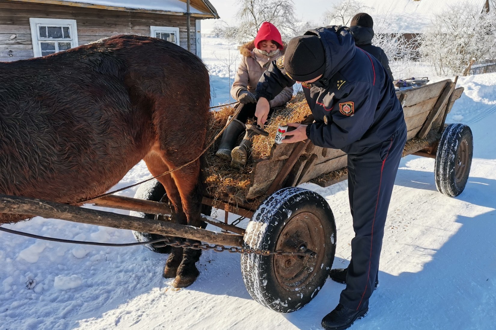 Готовь сани зимой а телегу. Гужевая повозка зимой. Готовь сани летом. Телегу с зимы готовим. Гужевой транспорт для зимы с печкой.