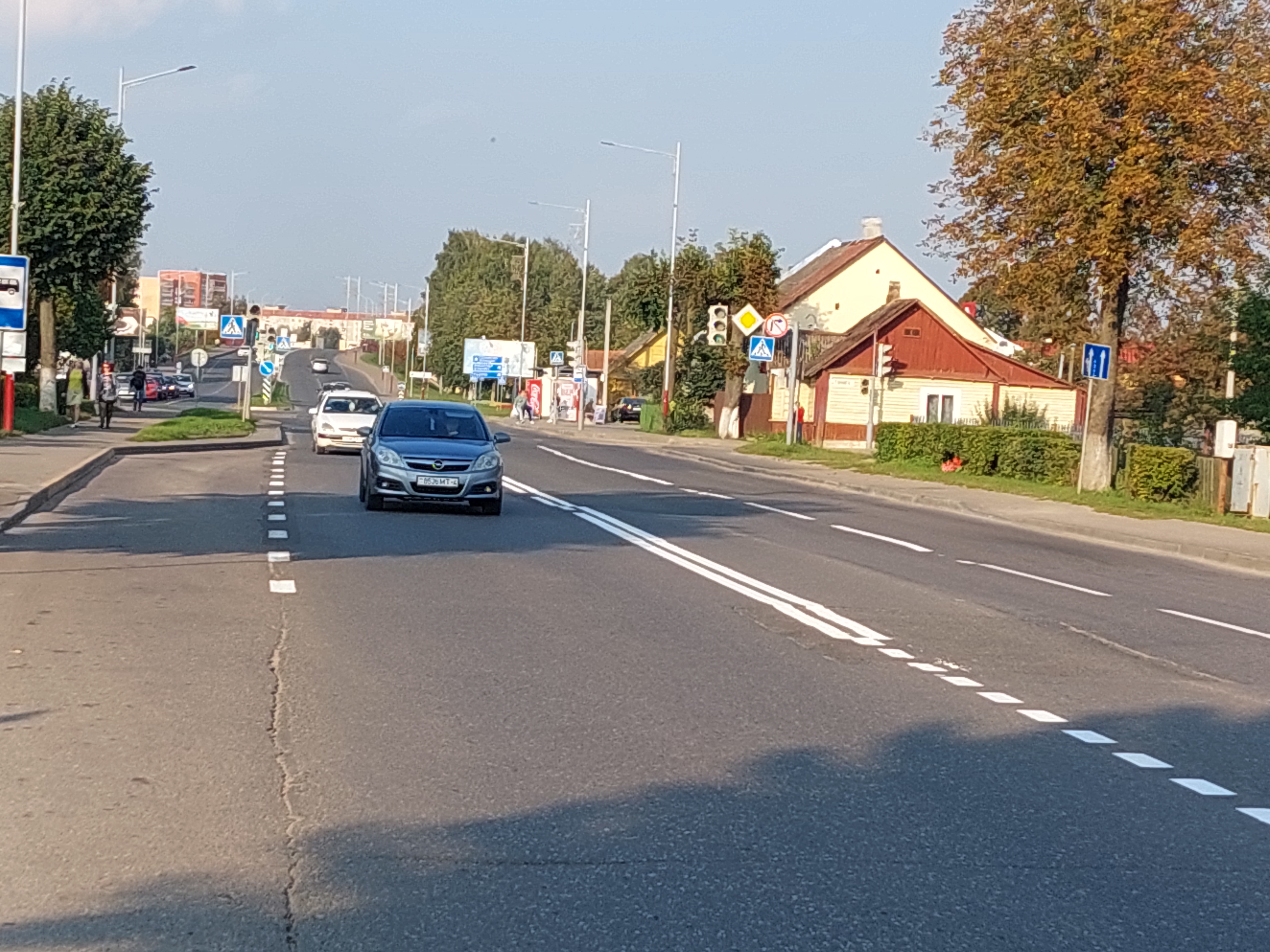 Вместо четырех полос – три. Вниманию водителей: в Лиде на улице  Коммунистической изменена организация дорожного движения