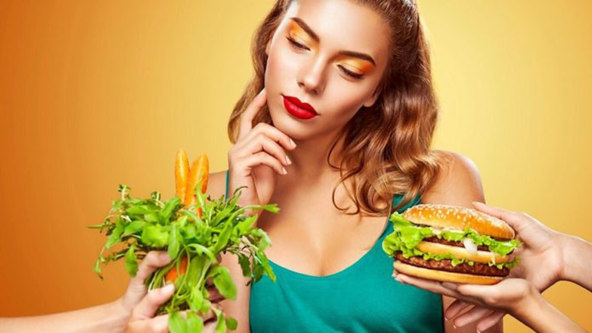 Реклама голод. Вегетарианство. Здоровое питание девушка. Девушка вегетарианка. Девушка ест овощи.