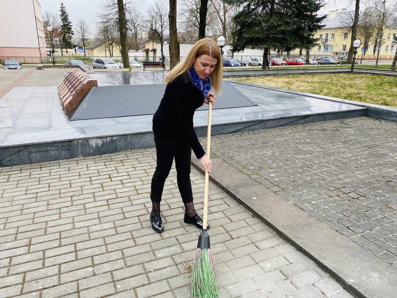 Лидские спасатели и сотрудники Лидского ЗАГСа навели порядок возле  мемориального комплекса на братской могиле воинов Красной Армии