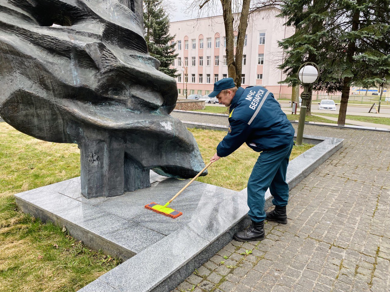 Лидские спасатели и сотрудники Лидского ЗАГСа навели порядок возле  мемориального комплекса на братской могиле воинов Красной Армии